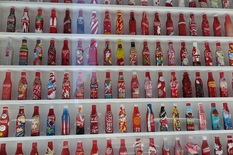 「コカ･コーラ」ボトル100周年企画 コカ･コーラ l 三越伊勢丹