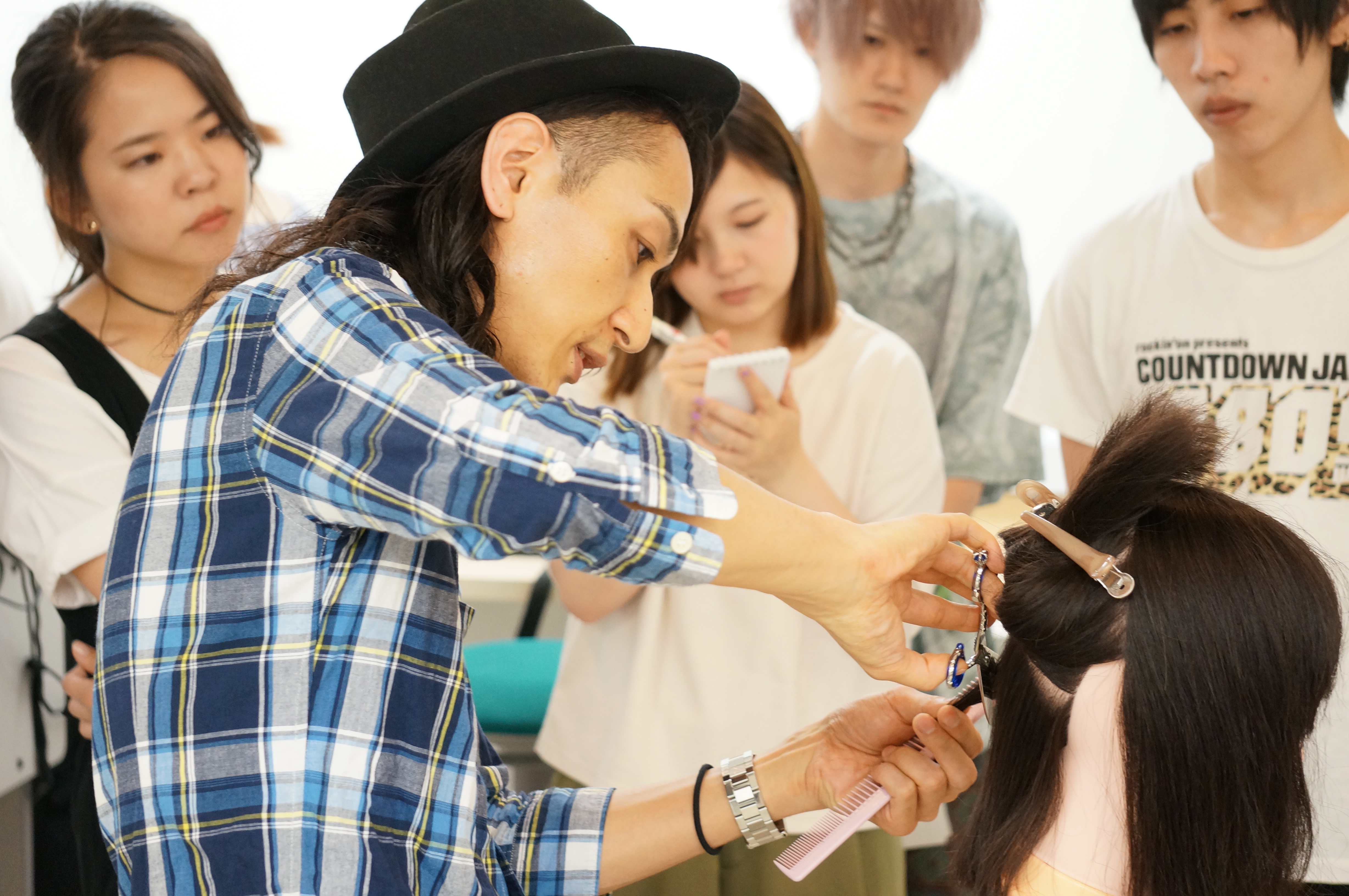 美容室ｔａｙａのトップスタイリスト が直接指導 ヘアスタイリストワーク ヘアスタイリスト 美容師 美容学校 服飾専門の学校 総合学園ヒューマンアカデミー