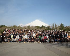 富士山をバックに集合写真